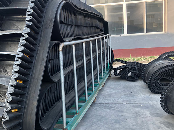 輸送帶：是拽引和承載物料主構件